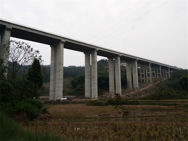 宜庆路首座桥梁架设圆满完成