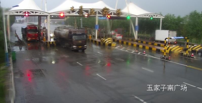 风雨中守护交通命脉的“逆行者”