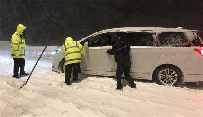 冒严寒 顶疾风暴雪 协力同心 保安全畅通