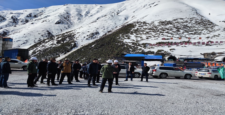 西藏自治区人民政府副主席任维莅临夏贡拉山隧道检查指导工作