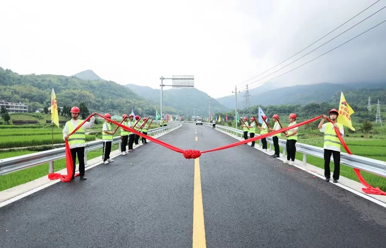 苍南县矾山至凤阳“四好农村路”工程通过交工验收顺利通车