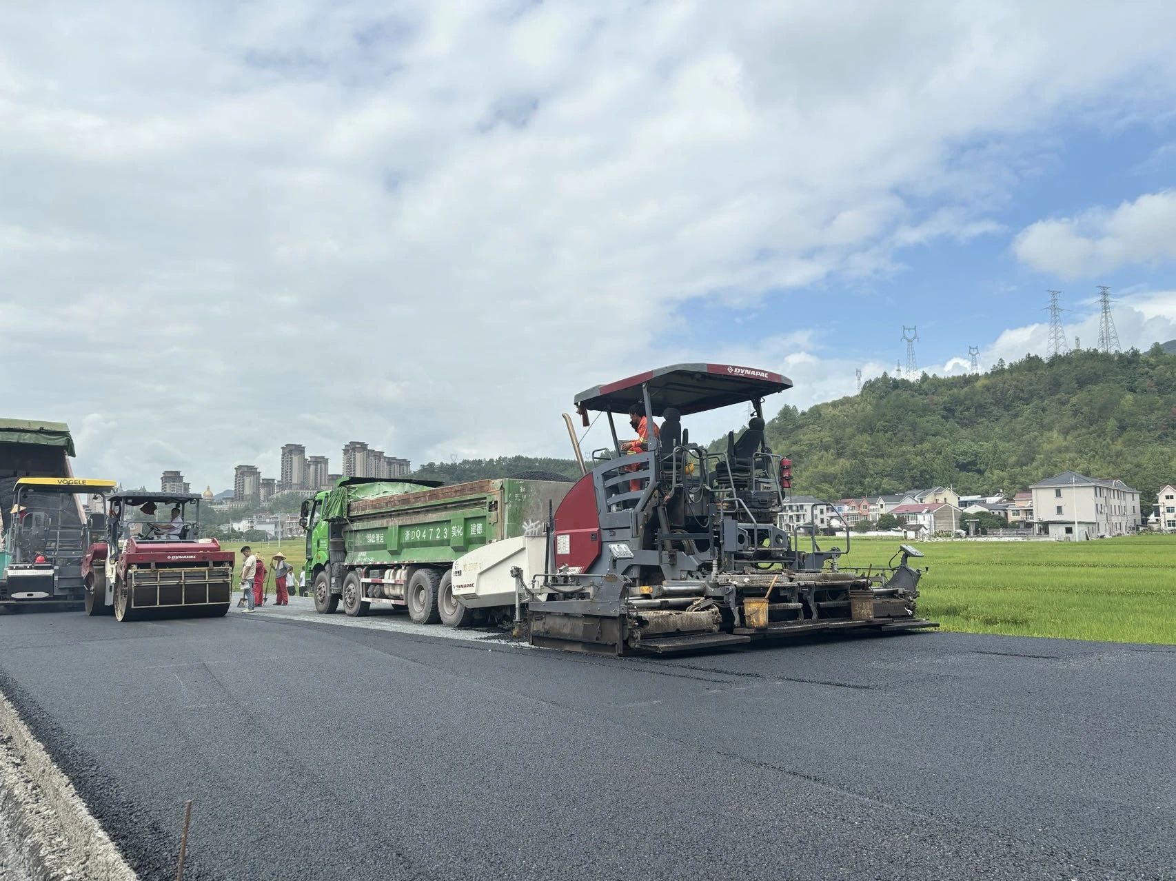 320国道3标段顺利完成A匝道沥青路面铺筑