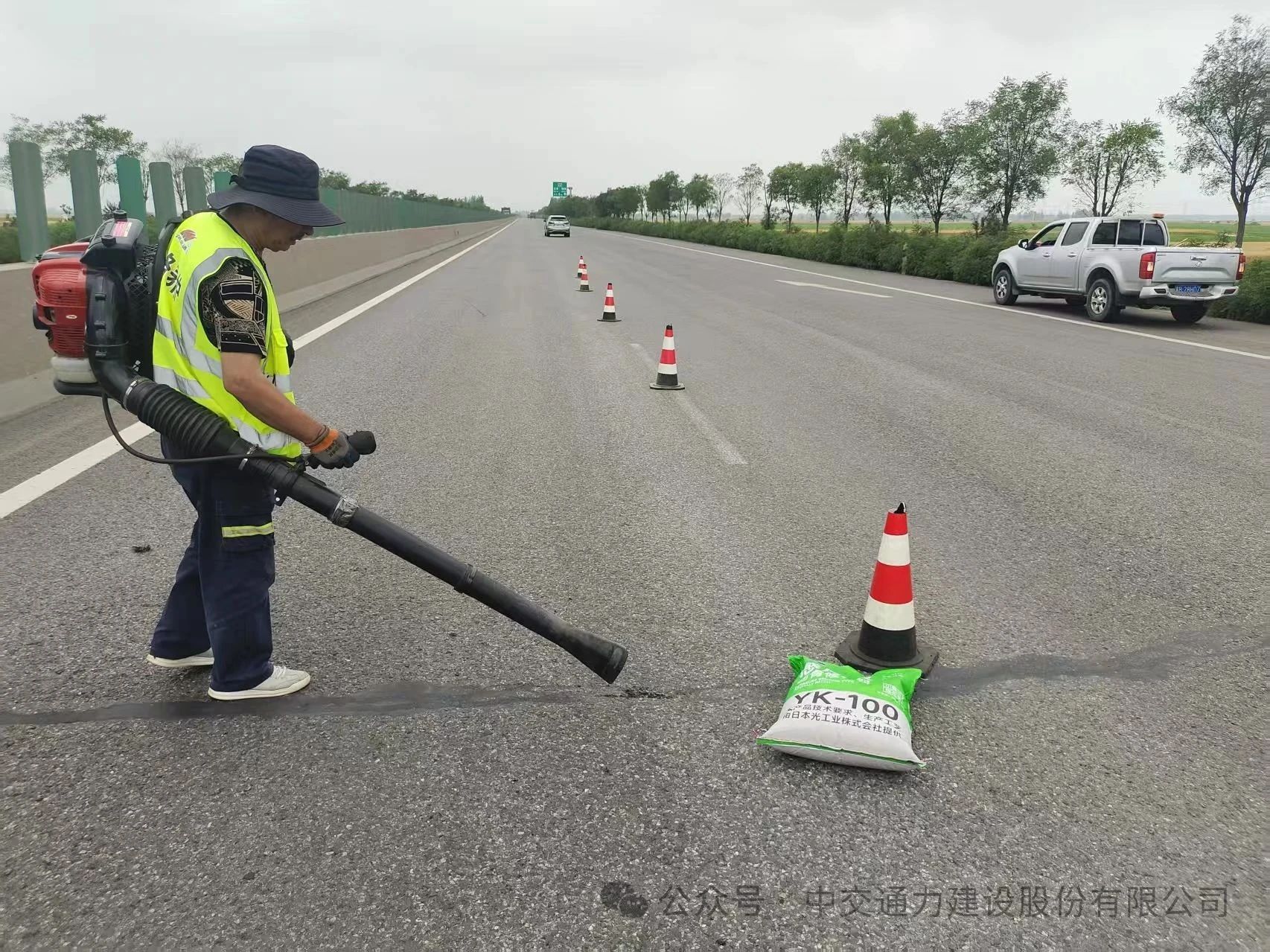 烈日下的“道路创可贴”：感压型沥青修补料助力G508赤曹公路“无痕”养护