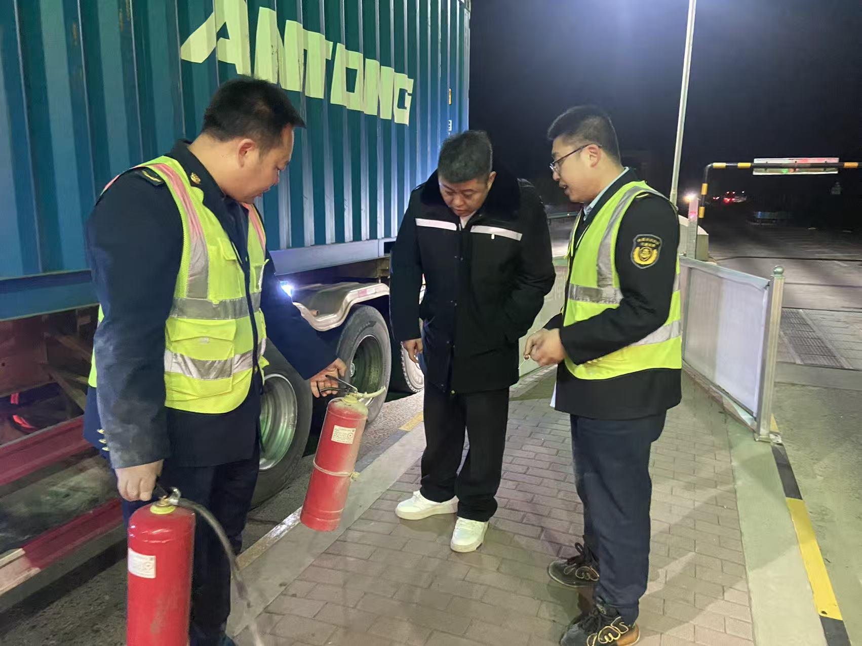 烈焰突袭冬至夜,十分钟危机扑救 ——收费站三人临危逆行化解险情