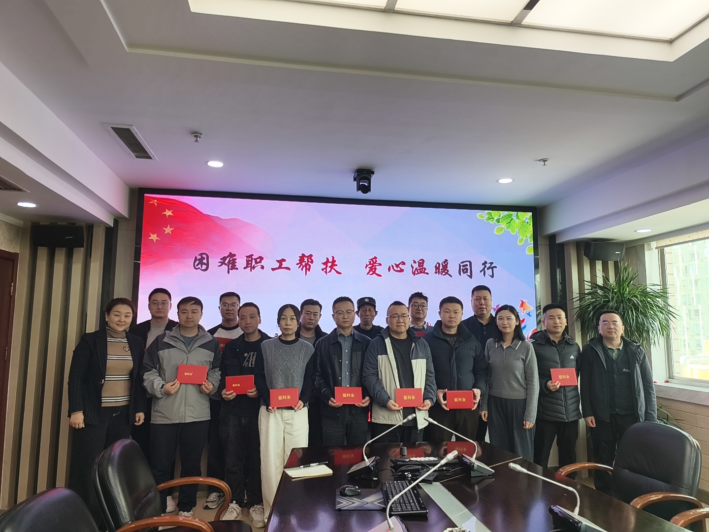 情系困难职工 暖冬传递温情——公司工会开展春节暖心慰问活动