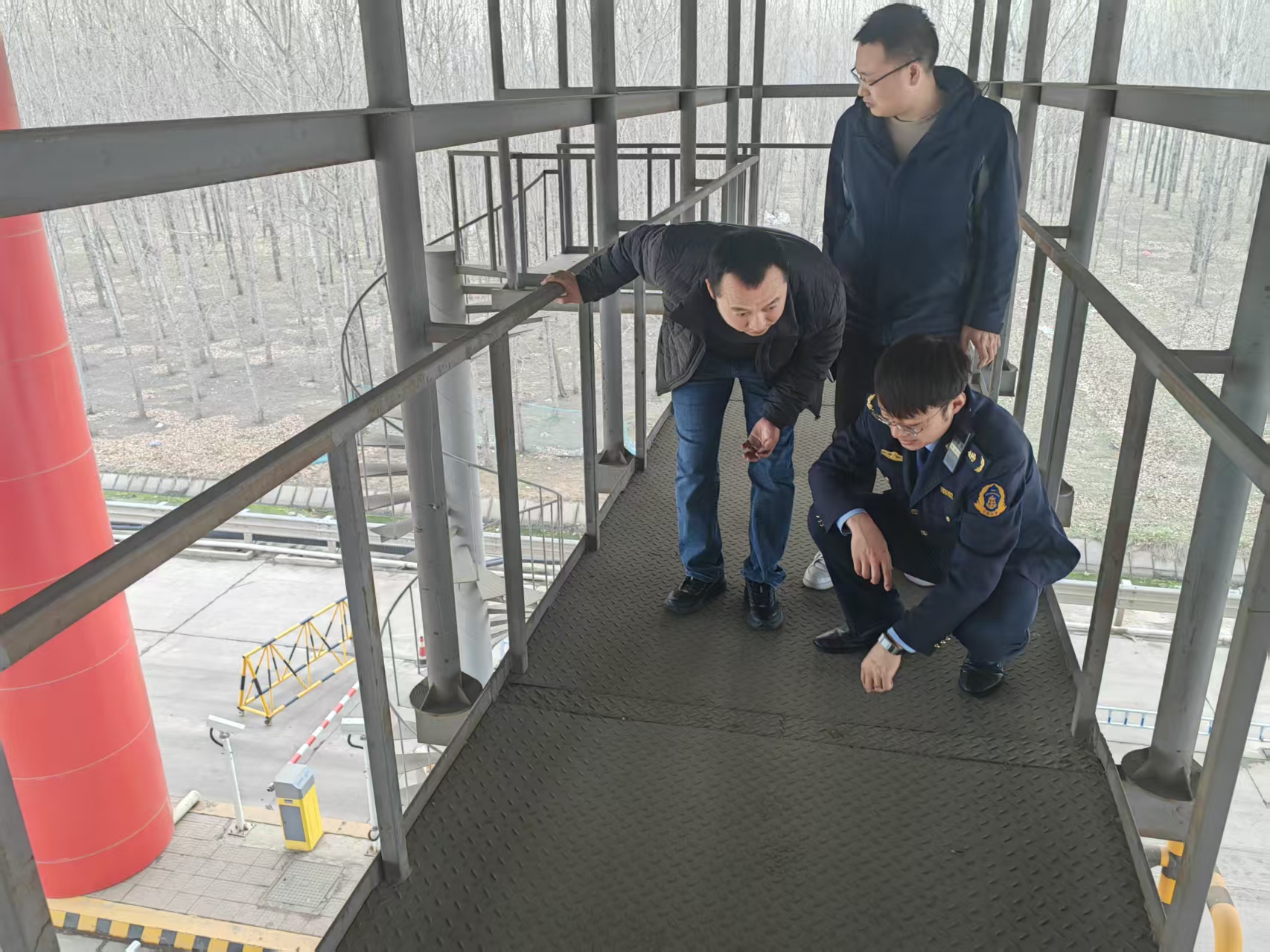 细查隐患不松懈 护航清明保畅通